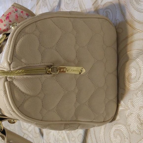 Betsey Johnson Cream Heart Puffed Purse With Pink Bow - Picture 6 of 10